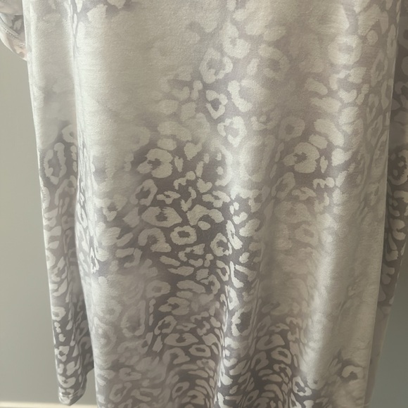 NWOT. Woman’s rounded neckline, short sleeve t-shirt with ombre predator print. - Picture 3 of 9